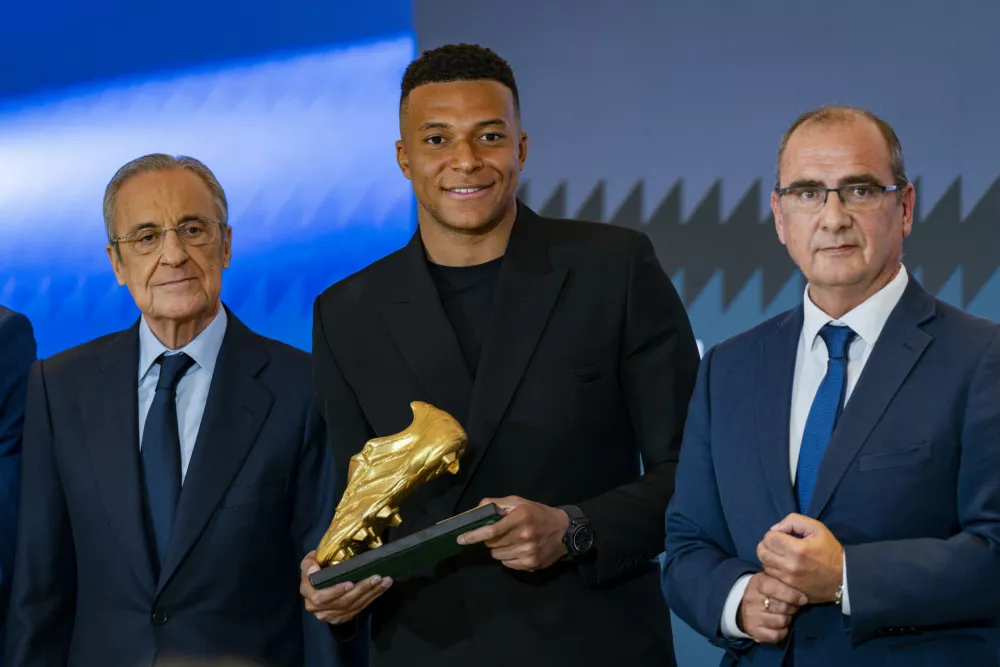 31 October 2025, Spain, Madrid: Real Madrid's Kylian Mbappe of (C) poses with Golden Boot 2024-2025 prize between President of Real Madrid Florentino Perez (L) and President of European Sports Media Juan Ignacio Gallardo at Estadio Santiago Bernabeu. Photo: Alberto Gardin/ZUMA Press Wire/dpa