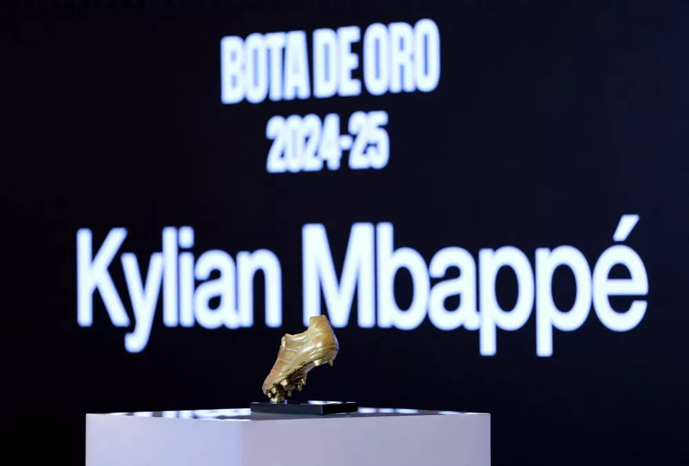 Soccer Football - Kylian Mbappe receives the European Golden Boot - Santiago Bernabeu, Madrid, Spain - October 31, 2025 General view of the European Golden Boot trophy, to be awarded to Real Madrid's Kylian Mbappe REUTERS/Violeta Santos Moura