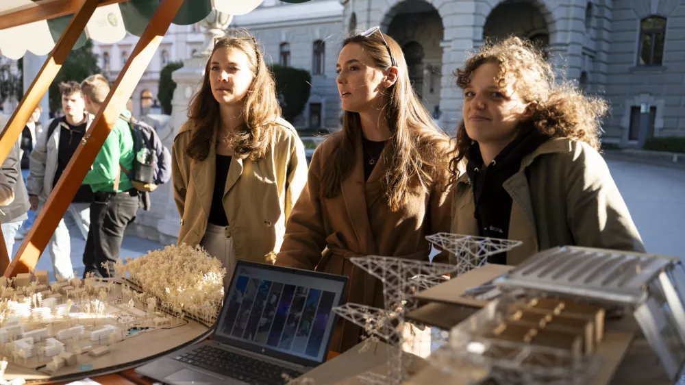 &scaron;tudenti01.10.2025 - tradicionalni Pozdrav brucem, ki ga pripravlja Univerza v Ljubljani skupaj s &Scaron;tudentskim svetom Univerze v LjubljaniFOTO: Nik Erik Neubauer