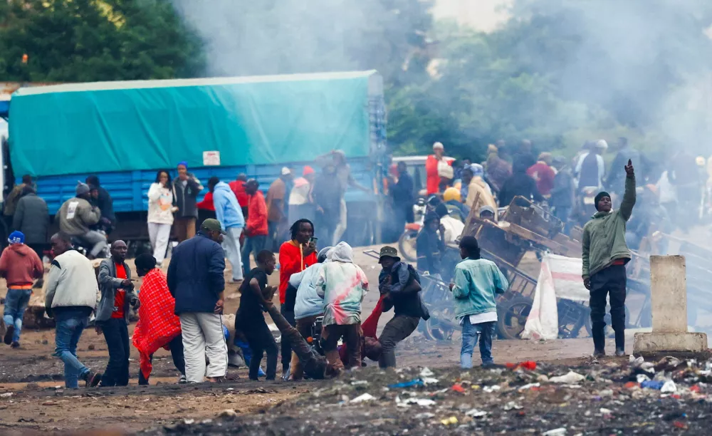 SENSITIVE MATERIAL. THIS IMAGE MAY OFFEND OR DISTURB  Demonstrators carry the dead body of a man killed during a protest a day after a general election marred by violent demonstrations over the exclusion of two leading opposition candidates at the Namanga One-Post Border crossing point between Kenya and Tanzania, as seen from Namanga, Kenya October 30, 2025. REUTERS/Thomas Mukoya   TPX IMAGES OF THE DAY