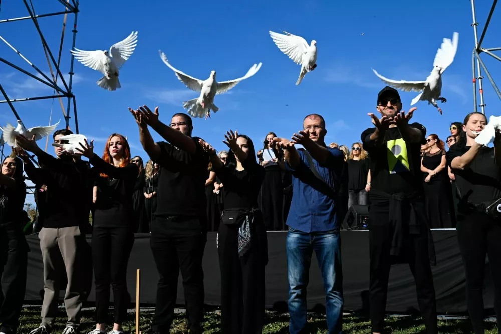 Novi Sad, protest ob prvi obletnici zru&scaron;itve nadstre&scaron;nice, spu&scaron;čanje golobobFoto: Nik Erik Neubauer