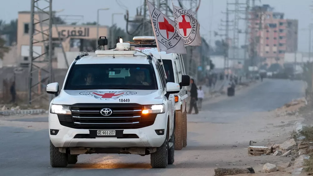 FILE PHOTO: Red Cross transports the body of a deceased hostage, who had been held in Gaza since the deadly October 7, 2023, attack on Israel by Hamas, after it was handed over by Hamas militants as part of a ceasefire and a hostages-prisoners swap deal between Hamas and Israel, in Deir Al-Balah, in the central Gaza Strip, October 30, 2025. REUTERS/Ramadan Abed/File Photo