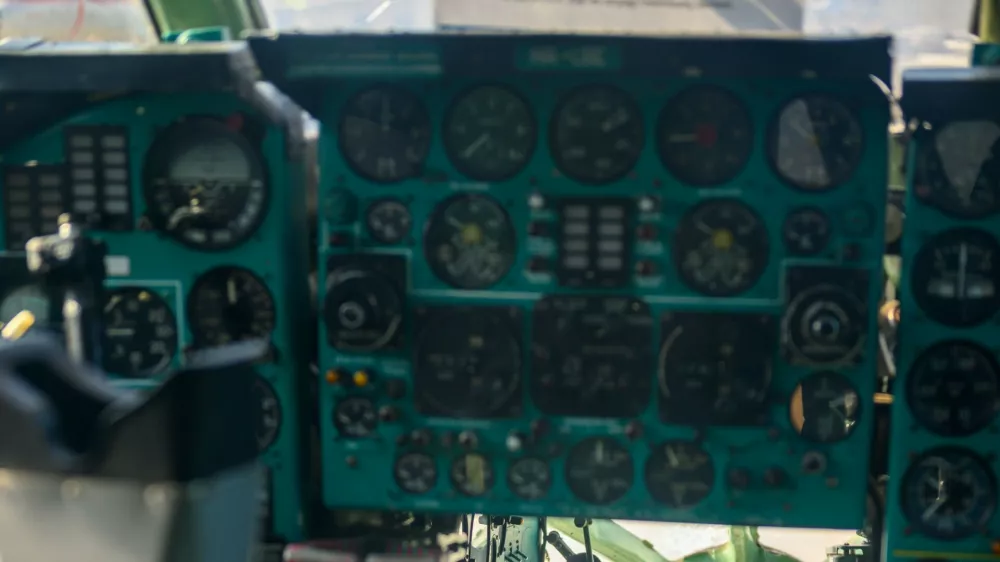 Pogled v pilotsko kabino letala tu-134, ki so jo povsem zakrili z zavesami. / Foto: Profimedia