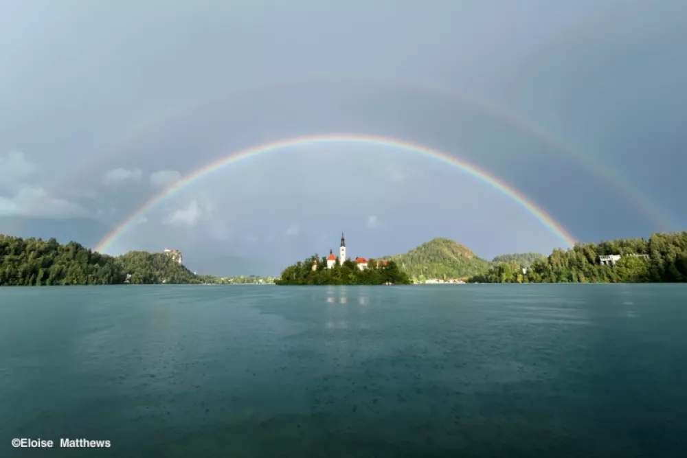 V ožjem izboru je bila tudi fotografija z Bleda z dvojno mavrico. / Foto: Profimedia/eloise Matthews
