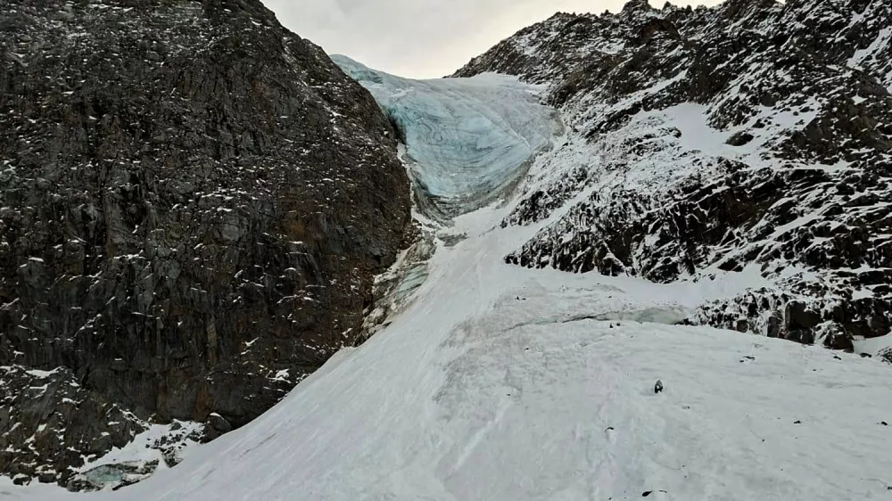 This photo released by the Italian Alpine and Speleological Rescue Corps on Sunday, Nov. 2, 2025, shows the site where five mountaineers, all German, were hit by an avalanche Saturday afternoon, Nov. 1, 2025, while climbing the Cima Vertana, in the Ortler mountains in Solda, Italy. (Corpo Nazionale Soccorso Alpino e Speleologico via AP)