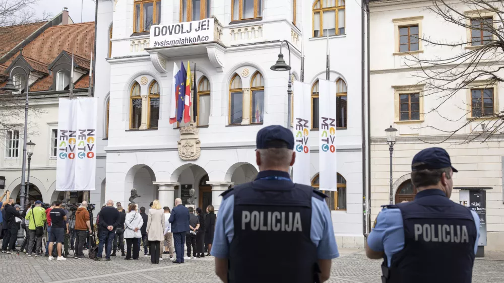 Novo mesto.Predsednica republike Natasa Pirc Musar je pred klubom LokalPatriot prizgala sveco v poklon Alesu Sutarju, ki je na tem mestu pred tednom dni tragicno izgubil zivljenje. Nato se je sestala z zupanom Mestne obcine Novo mesto Gregorjem Macedonijem, predsednikom Krajevne skupnosti Bucna vas Milanom Tramtetom in romskim predstavnikom Zoranom Grmom.