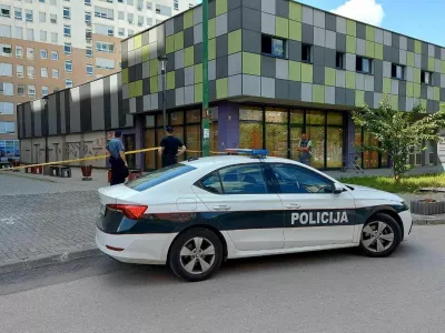 Mo&scaron;ki naj bi v Tuzli najprej umoril svojo ženo in mala otroka, nato pa skočil s 14. nadstropja bloka. 