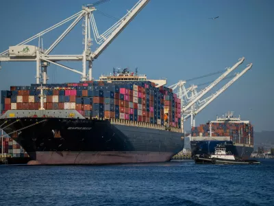 FILE PHOTO: A cargo ship full of shipping containers is seen at the port of Oakland, California, U.S., August 4, 2025. REUTERS/Carlos Barria/File Photo