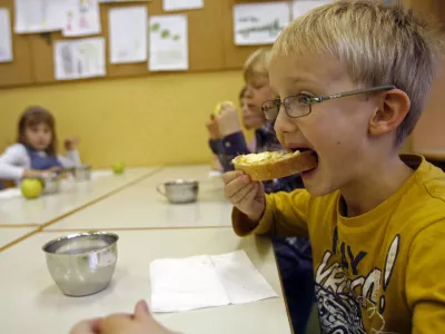 Osnovna &scaron;ola Prule- Tradicionalni slovenski zajtrk 2011 po slovenskih vrtcih in osnovnih &scaron;olah - otroci in &scaron;olarji so prvo &scaron;olsko uro zajtrkovali črni kruh, med, maslo, mleko in jabolka slovenskega izvora.//FOTO: Bojan Velikonja
