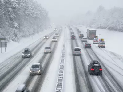 Čeprav pri omembi zimskih pnevmatik večinoma pomislimo na zasnežene ceste, so te bistveno varnej&scaron;e že takoj, ko temperatura pade pod sedem stopinj Celzija. / Foto: Istock