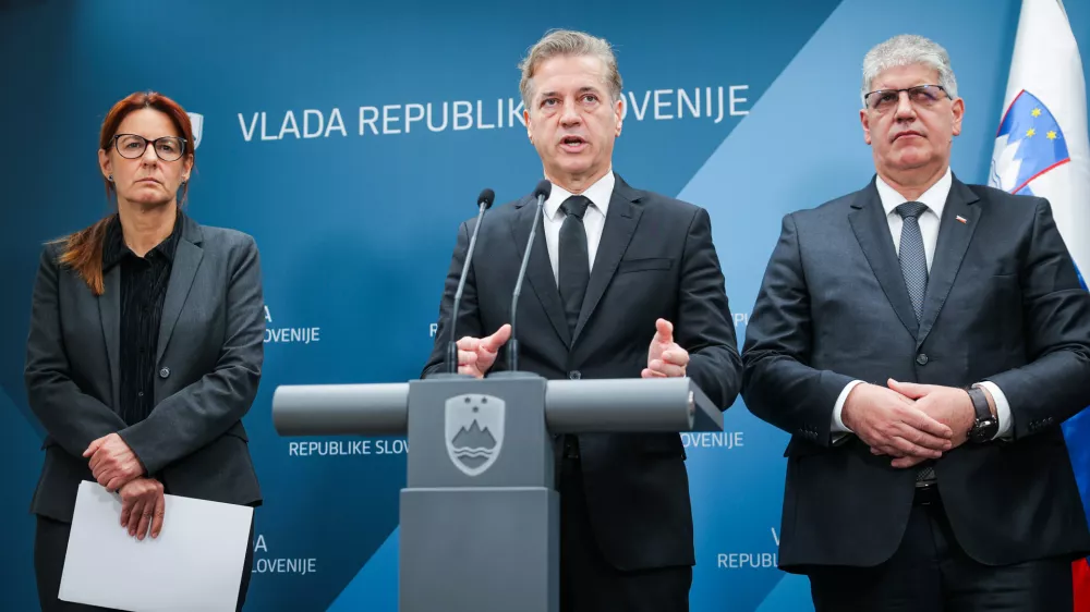 Ljubljana, vlada RS.Izjava za medije predsednika vlade Roberta Goloba in resornih ministrov glede tragicnega dogodka smrtonosnega napada v Novem mestu.Ministrica za pravosodje Andreja Katic, predsednik vlade Robert Golob in minister za notranje zadeve Bostjan Poklukar.