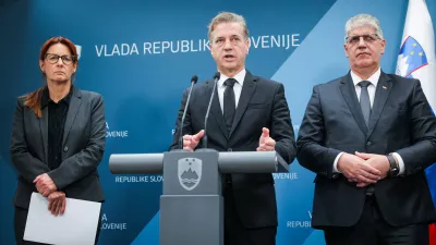 Ljubljana, vlada RS.Izjava za medije predsednika vlade Roberta Goloba in resornih ministrov glede tragicnega dogodka smrtonosnega napada v Novem mestu.Ministrica za pravosodje Andreja Katic, predsednik vlade Robert Golob in minister za notranje zadeve Bostjan Poklukar.