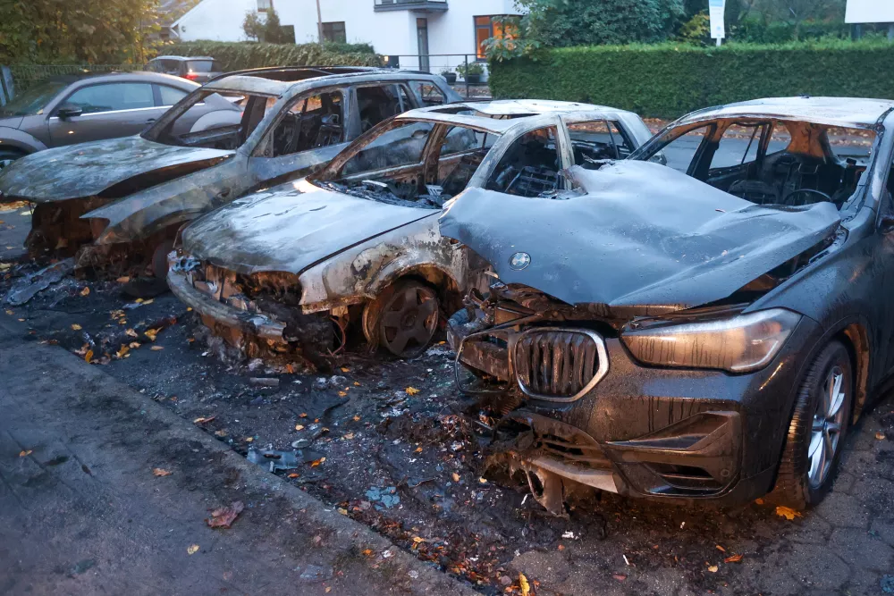 03 November 2025, Hamburg: Burnt-out vehicles stand on a street in the Othmarschen district of western Hamburg, after a car belonging to Bernd Baumann, Parliamentary Secretary of the AfD parliamentary group, goes up in flames in front of his house. Police confirm that the state security service is investigating. Photo: Bodo Marks/dpa