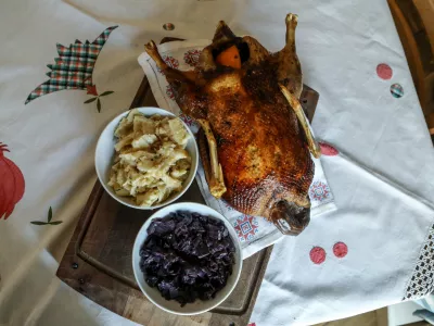 - pečena raca z mlinci in rdečim zeljem &ndash; Martinova pojedina - 13.11.2020 &ndash; Gostilna Jakob Franc, Trnovski pristan 4 v Ljubljani //FOTO: Luka Cjuha.