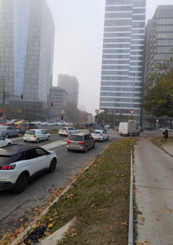 Na tem mestu se srečuje množica kolesarjev, pe&scaron;cev, avtomobilov in tovornjakov. Zanimivo je, da so postavili več znakov in celo ogledalo, ki pa ga v množici dogajanja le redki opazijo. &Scaron;e najmanj vozniki avtomobilov.