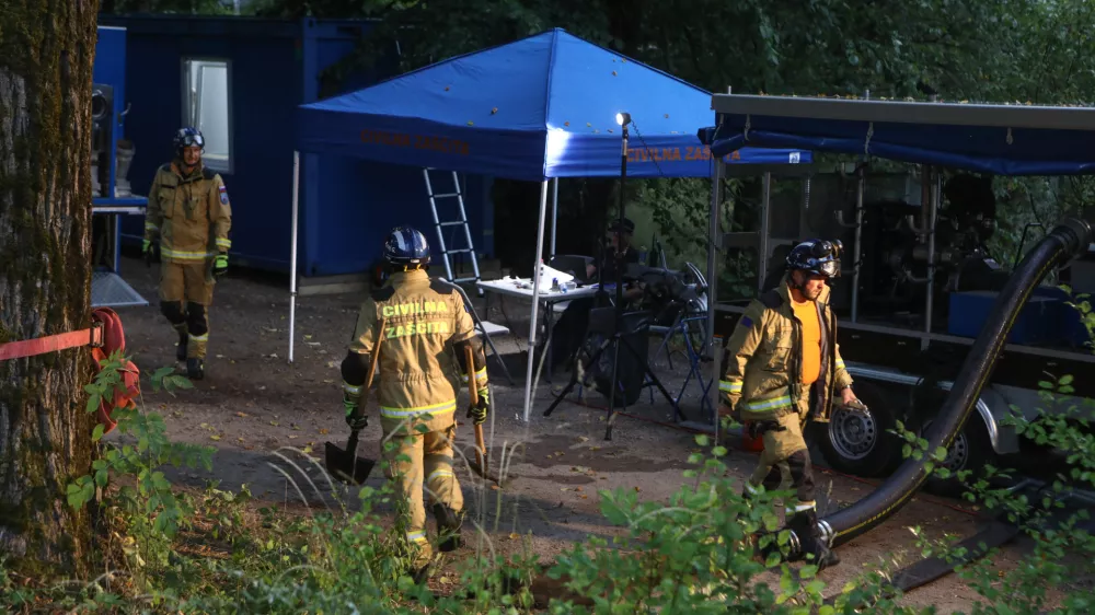 Reka unica - civilna za&scaron;čita- 26.07.2022 &ndash; kritično stanje vodooskrbe v slovenski Istri &ndash; prispeli prvi tovornjaki s cisternami surove vode iz reke Unice v vodarno Rižanskega vodovoda v Cepkih pri Dekanih.  //FOTO: Luka Cjuha