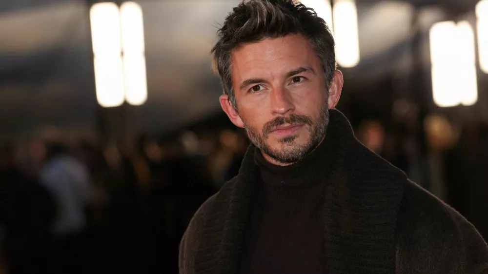 FILE PHOTO: Jonathan Bailey arrives for the Burberry SS26 catwalk show during London Fashion Week in London, Britain, September 22, 2025. REUTERS/Katie Collins/File Photo