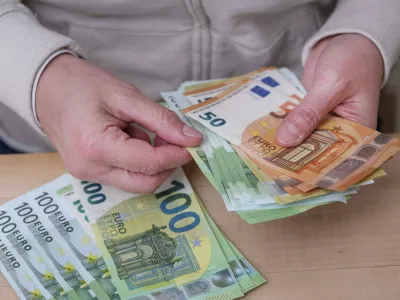 Frau z&auml;hlt Euro Scheine *** Woman counts euro notes Nordrhein-Westfalen Deutschland, Germany GMS18624,Image: 971995176, License: Rights-managed, Restrictions: imago is entitled to issue a simple usage license at the time of provision. Personality and trademark rights as well as copyright laws regarding art-works shown must be observed. Commercial use at your own risk., Model Release: no