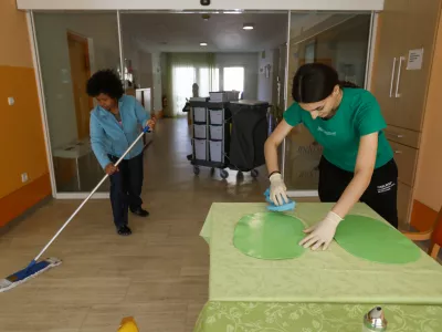 Večini javnih uslužbencev se bo plača zvi&scaron;ala za 100 evrov