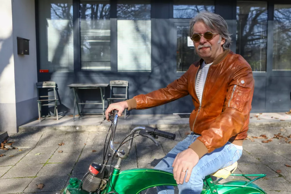 Starodobni moped je najljub&scaron;e prevozno sredstvo Roberta Pe&scaron;uta, a trenutno čaka na popravilo. / Foto: Luka Cjuha