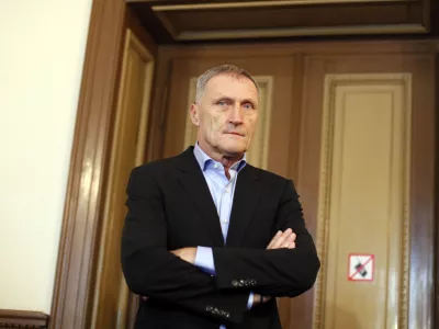 nekdanji direktor Stanovanjskega sklada Edvard Oven- sojenje nekdanjemu direktorju Stanovanjskega sklada Edvardu Ovnu zaradi domnevne zlorabe položaja pri nakupu zemlji&scaron;č leta 2002 v Vižmarjah in takratnemu direktorju Etaline Zdravku Strmčniku zaradi pomoči pri tem kaznivem dejanju.//FOTO: Luka Cjuha