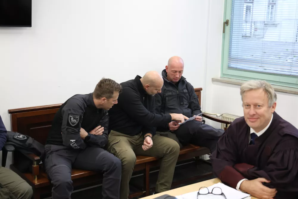 Nobeden od policistov obtožbenih očitkov ni priznal. Na sliki (z leve): Rok Jerman, Gregor Sukovič in Vojko Mlakar ter odvetnik Uro&scaron; Miklič. F Večer