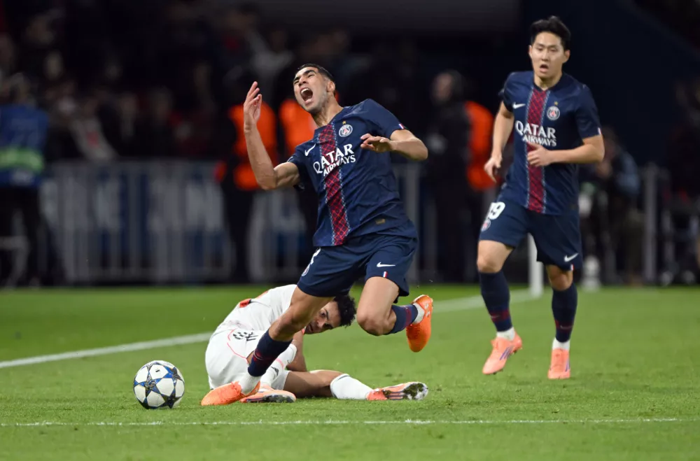 04 November 2025, France, Paris: Bayern Munich's Luis Diaz (L) fouls Paris Saint-Germain's Achraf Hakimi during the UEFA Champions League soccer match between Paris Saint-Germain and Bayern Munich at Parc des Princes. Photo: Federico Gambarini/dpa