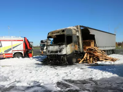 Na avtocestnem počivali&scaron;ču v Murski Soboti je zagorel tovornjak. Nastalo je za okoli 30 tisoč evrov &scaron;kode. 