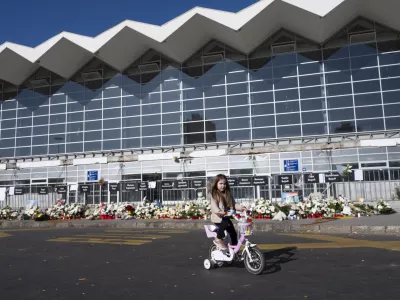 ZA OBJEKTIVNUJNO VKLJUČI V IZBORPunčka pred pričetkom komemoracije pred postajo. 01.11.2025 - Spominski shod v Novem Sadu eno leto po padcu nadstre&scaron;ka na železni&scaron;ki postaji v Novem Sadu, ki je zahteval življenja 16 ljudi in zanetil množične protivladne proteste, Novi Sad, Srbija. FOTO: Nik Erik Neubauer / Foto: 