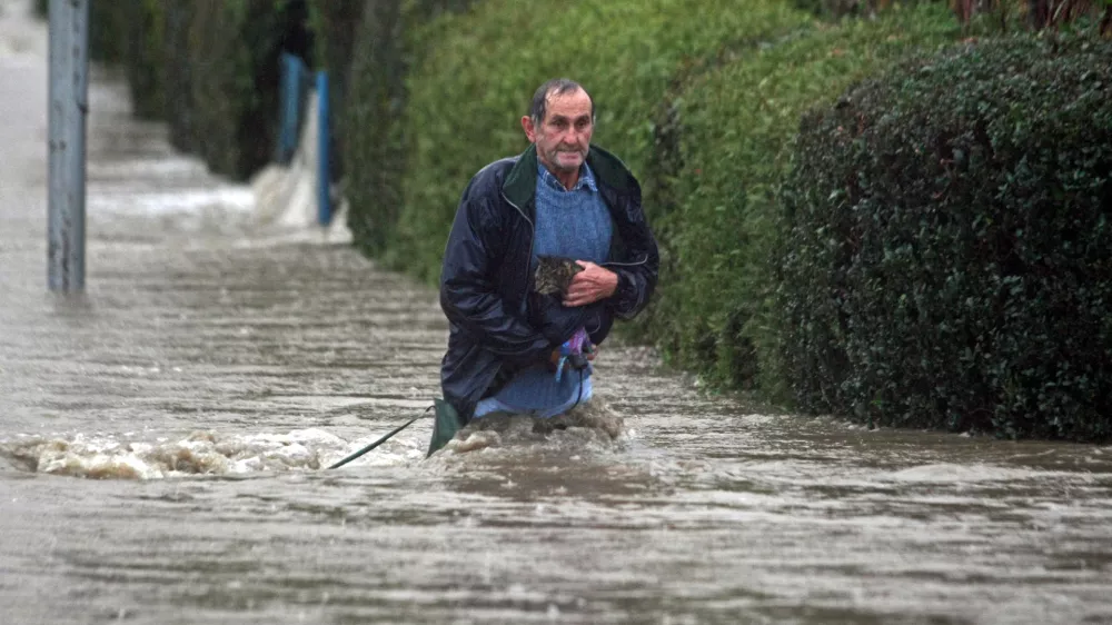 Zase se je država poravnala, poplavljene državljane pa pustila na cedilu