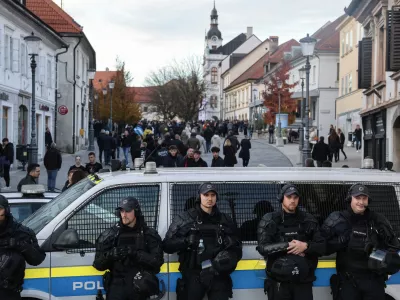 - 28.10.2025 - Izredna skup&scaron;čina občine Novo Mesto s svetniki in predstavniki vlade in protest proti romskemu nasilju z naslovom Dovolj je!//FOTO: Jaka Gasar