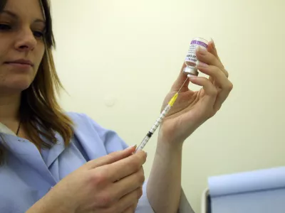 cepivo pandemrix- Zdravstveni dom Fužine - cepljenje proti pandemski gripi, ki povzroča virus A (H1N1)  ///FOTO: Luka CjuhaOPOMBA: ZA OBJAVO V ČASOPISU DNEVNIK