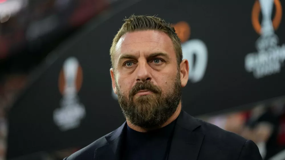 FILE - Then-Roma's head coach Daniele De Rossi waits for the start of the Europa League second leg semi-final soccer match between Leverkusen and Roma at the BayArena in Leverkusen, Germany, Thursday, May 9, 2024. (AP Photo/Matthias Schrader, File)