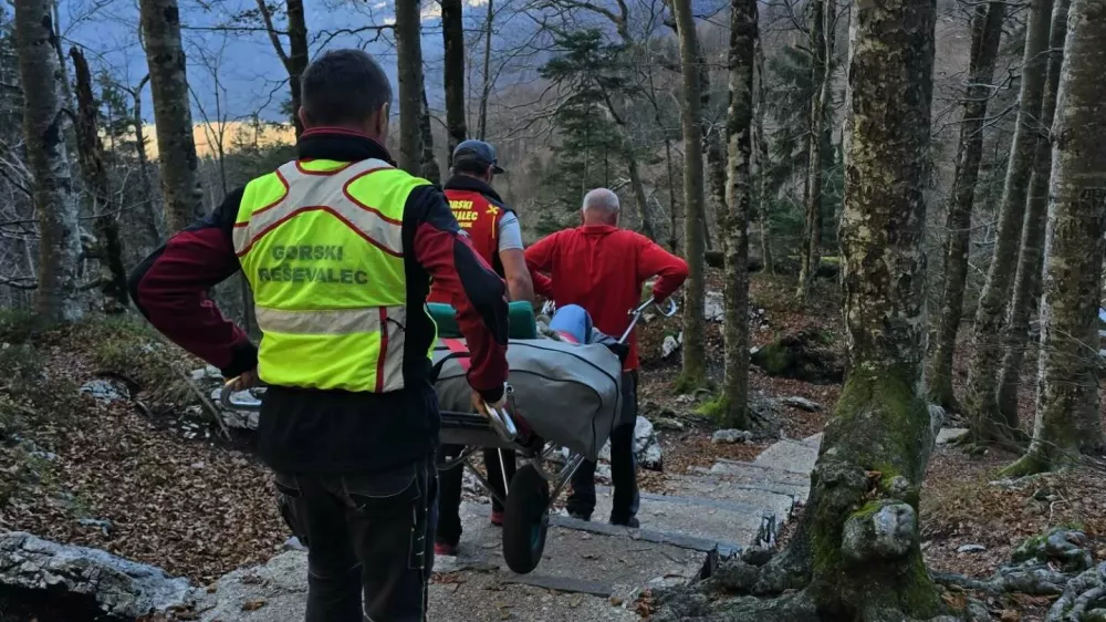 Gorski re&scaron;evalci so po&scaron;kodovano z nosili odnesli do vozila. 