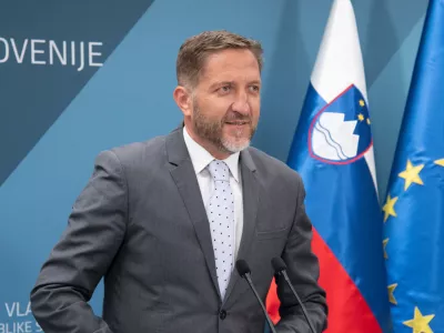 Ljubljana, vlada.Novinarska konferenca po seji vlade s predstavitvijo predloga rebalansa drzavnega proracuna za letosnje leto in javnozdravstvenega stanja na poplavljenih obmocjih.Minister za finance Klemen Bostjancic.