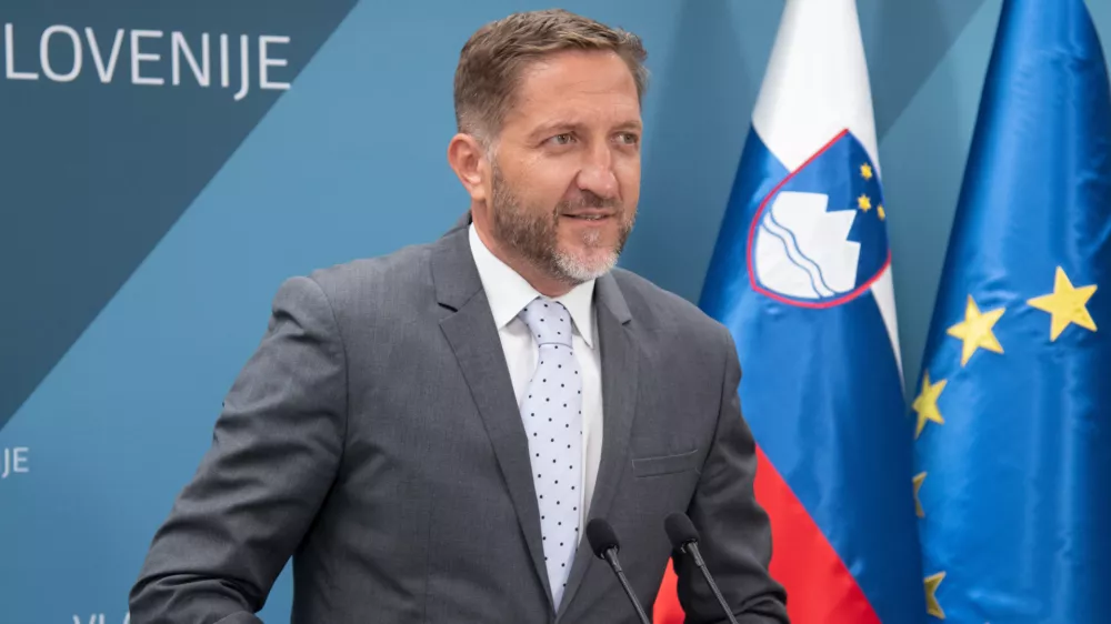 Ljubljana, vlada.Novinarska konferenca po seji vlade s predstavitvijo predloga rebalansa drzavnega proracuna za letosnje leto in javnozdravstvenega stanja na poplavljenih obmocjih.Minister za finance Klemen Bostjancic.