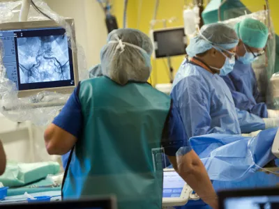 - simbolična fotografija - zdravstvo  operacija -- operacijska dvorana - implantacija novih perkutanih zaklopk- 06.09.2017 - Klinični oddelek za kardiologijo - Interna klinika UKC Ljubljana  kardiologi UKC Ljubljana izvedli prve tri implantacije samoraztegljive perkutane aortne zaklopke //FOTO: Matja Rut