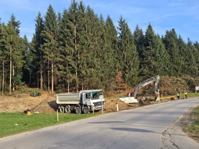 Skale, gasilski dom.Predstavitev aktivnosti pri izgradnji tretje razvojne osi na sklopu C - Skale, ki so jo pripravili predstavniki Darsa in Mestne obcine Velenje.Prva dela na terenu za gradnjo odseka C - Skale.