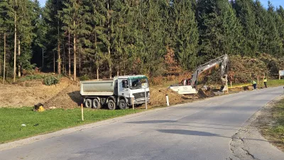 Skale, gasilski dom.Predstavitev aktivnosti pri izgradnji tretje razvojne osi na sklopu C - Skale, ki so jo pripravili predstavniki Darsa in Mestne obcine Velenje.Prva dela na terenu za gradnjo odseka C - Skale.