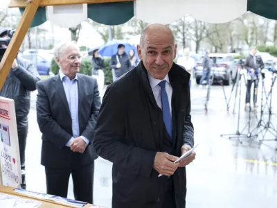 - 13.03.2025 - Janez Jan&scaron;a oddal svoj podpis PROTI PRIVILEGIJEM na Upravni enoti, Linhartova//FOTO: Jaka Gasar