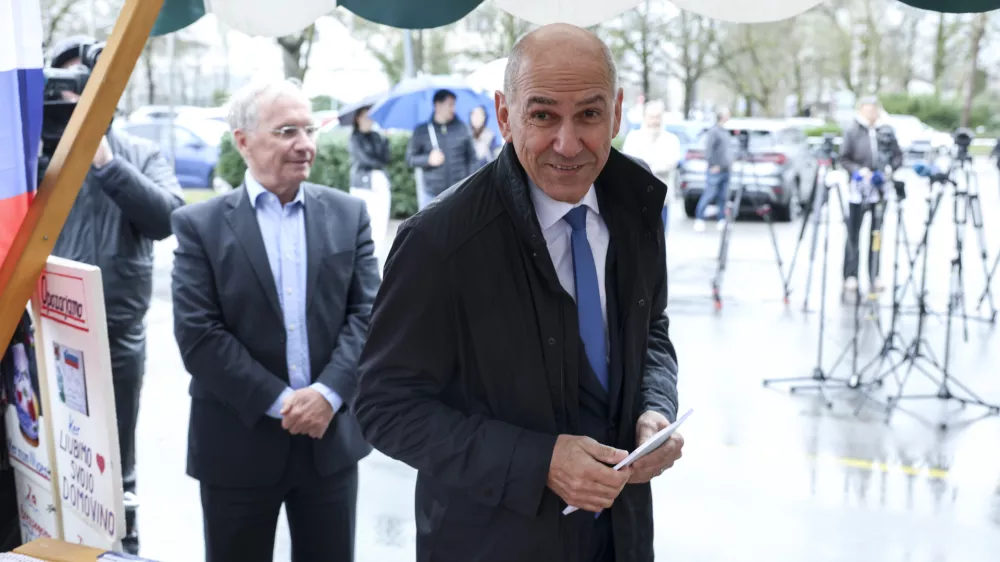 - 13.03.2025 - Janez Jan&scaron;a oddal svoj podpis PROTI PRIVILEGIJEM na Upravni enoti, Linhartova//FOTO: Jaka Gasar