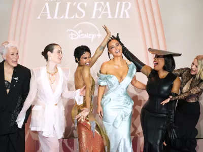 Zvezdni&scaron;ka zasedba,Glenn Close, Sarah Paulson, Teyana Taylor, Kim Kardashian, Niecy Nash-Betts, and Naomi Watts na premieri v Parizu, konec oktobra, 