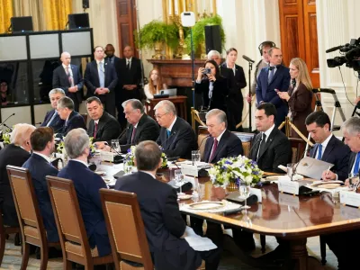 Kyrgyz President Sadyr Japarov, Tajik President Emomali Rahmon, Kazakh President Kassym-Jomart Tokayev, Uzbek President Shavkat Mirziyoyev, Turkmenistan's President Serdar Berdimuhamedow and other leaders of the C5+1 Central Asian countries attend a dinner with U.S. President Donald Trump in the East Room of the White House in Washington, D.C., U.S., November 6, 2025. REUTERS/Nathan Howard
