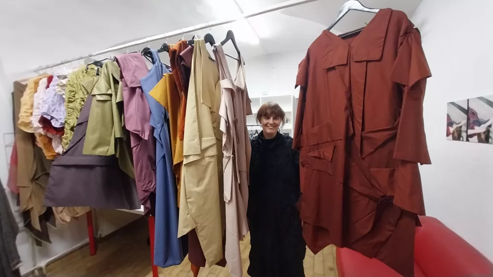 Nika Ravnik predstavlja nagrajeno kolekcijo Geometrija občutka, kose pa je možno tudi kupiti. Foto: Vesna Levičnik