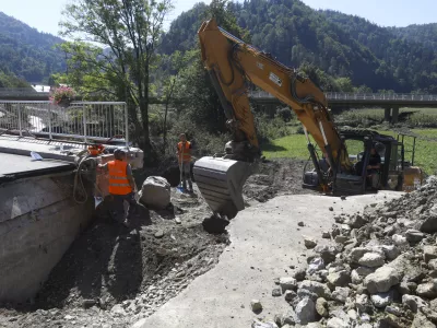 obnova mostu Poljanska sora- odpravljanje posledic poplav &ndash; sanacija &scaron;kode -- 14.08.2023 - Dan solidarnosti in dela prost dan - najhuj&scaron;a naravna ujma v zgodovini Slovenije - prizadeti dve tretjini države - ujma - poplave &ndash; zemeljski plazovi &ndash; neurja &ndash; prostovoljci - //FOTO: Luka Cjuha