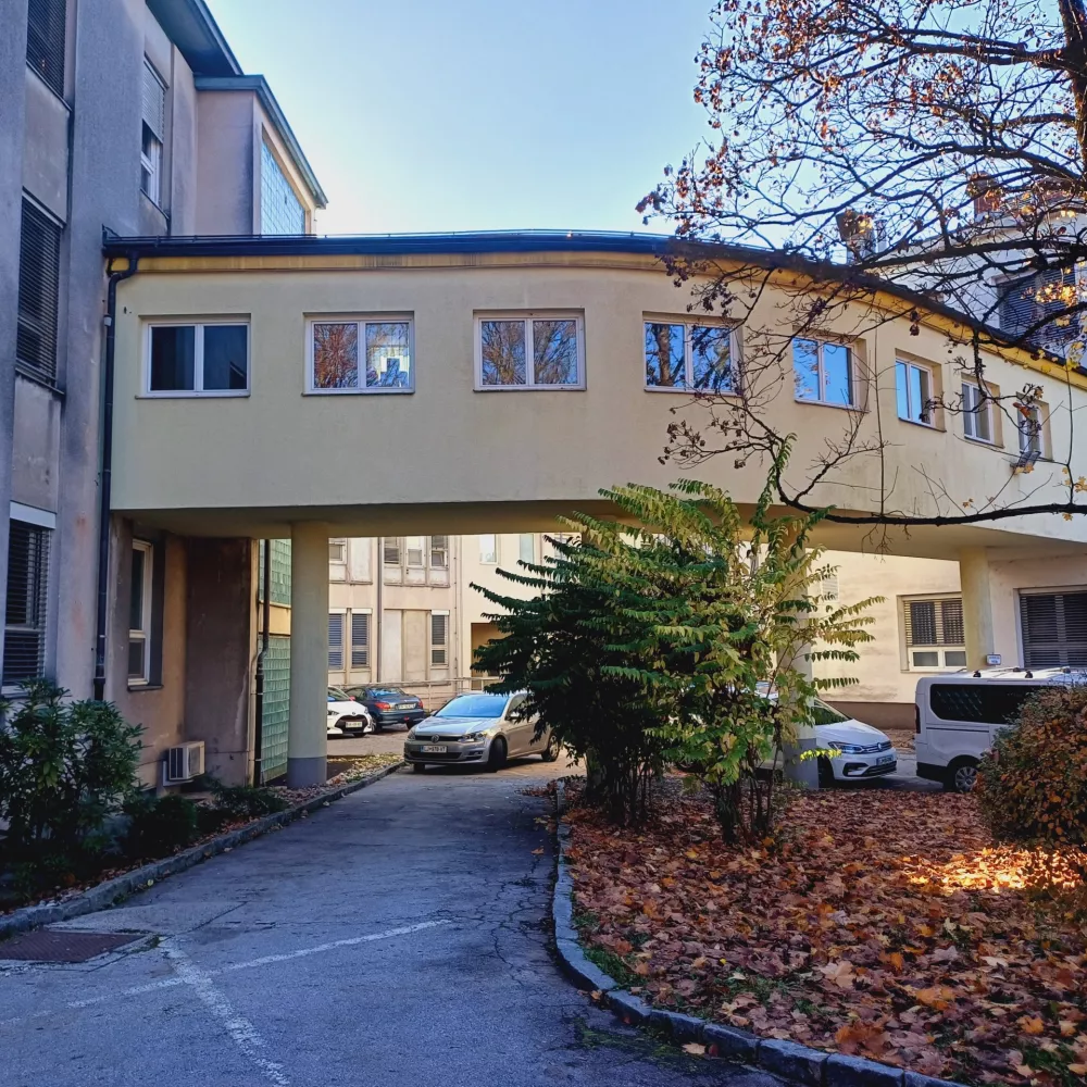 Sedem desetletij kranjske porodni&scaron;nice