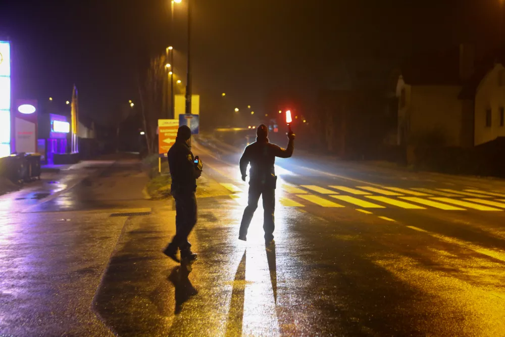 - policist - javna uprava - kazenska politika- 19.01.2015 - Ttrža&scaron;ka cesta pri Dolgem mostu - Policija - nadzor prometa - policijska prometna patrulja - poostrena kontrola cestnega prometa v nočnih urah - //FOTO: Bojan Velikonja