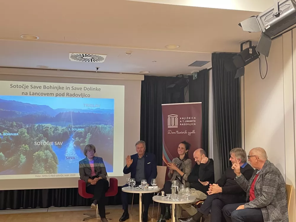 Re&scaron;i sotočje, dogodek v knjižnici Radovljica, Jana Kolman, Ciril Globočnik, Alja Bulič, Miha Žvan, Janko Rožič in Mihael Toman