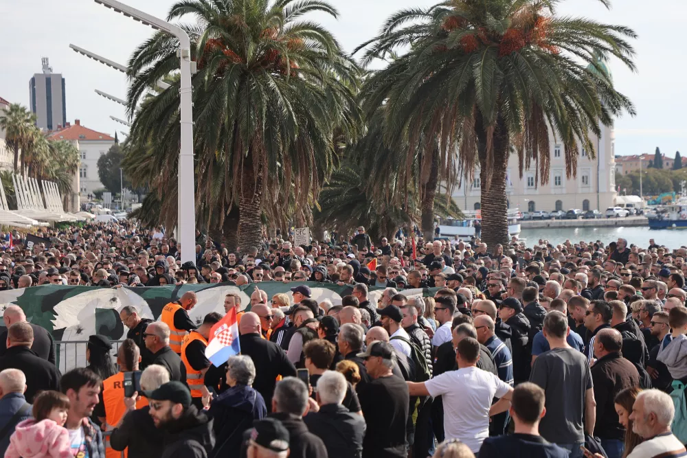 08.11.2025., Split - U organizaciji navijacke skupine Torcide na Rivi se odrzava zbog uhicenja maskiranih muskaraca koji su upali na Dane srpske kulture u Gradskom kotaru Blatine. Photo: Ivana Ivanovic/PIXSELL