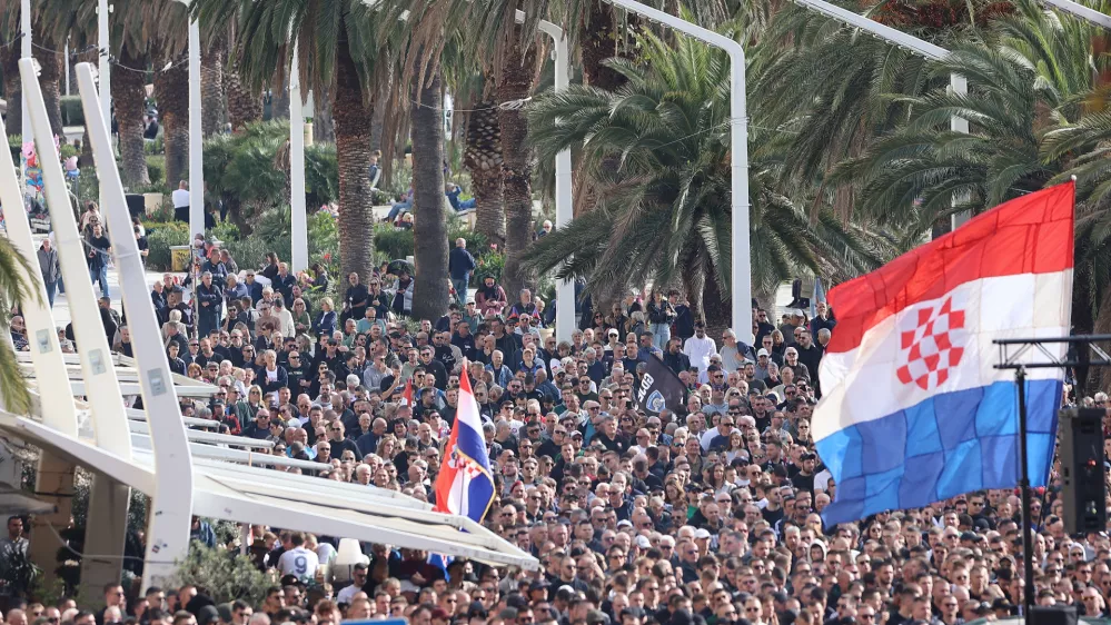 08.11.2025., Split - U organizaciji navijacke skupine Torcide na Rivi se odrzava zbog uhicenja maskiranih muskaraca koji su upali na Dane srpske kulture u Gradskom kotaru Blatine. Photo: Ivana Ivanovic/PIXSELL